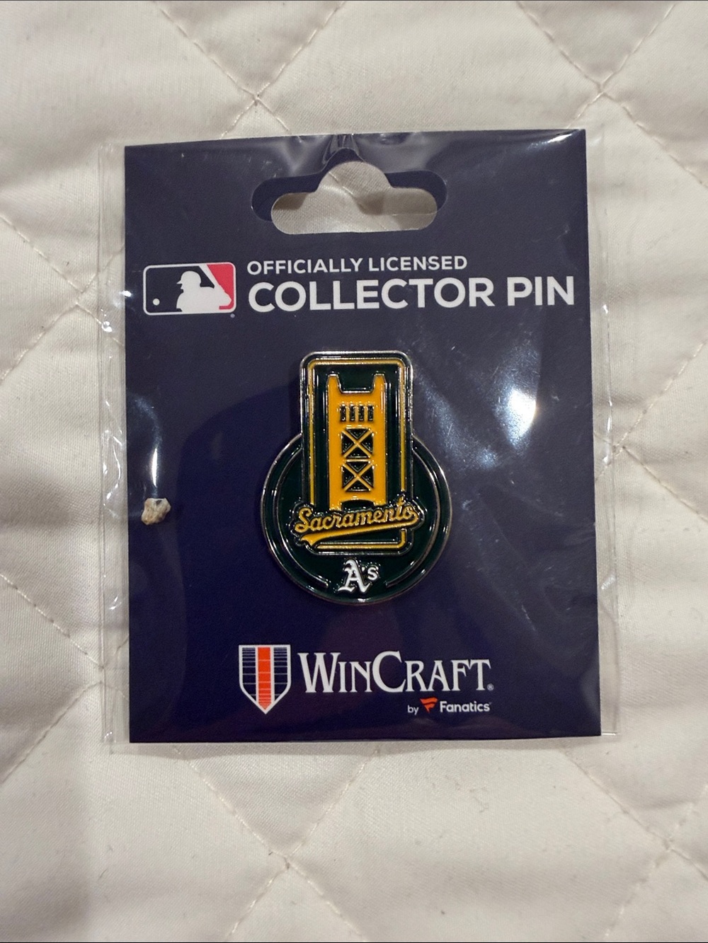 Wincraft Oakland A's Sacramento Tower Bridge Pin - Green & Gold